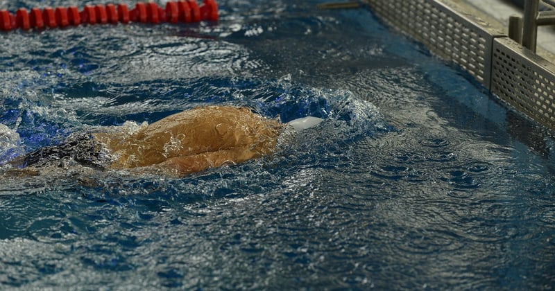 Kleinkinder im Schwimmbad: 10 Tipps für den ersten Badespaß