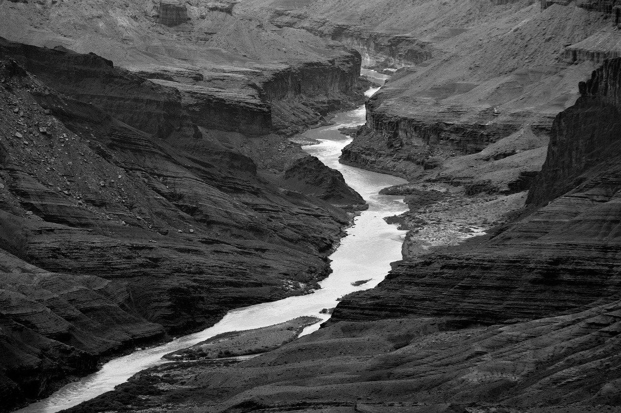 entdecken sie die kunst des layerings: stilvolle kombination von kleidungsschichten f&uuml;r jeden anlass und jede jahreszeit.